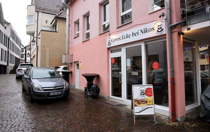 Die Gyros-Ecke. Das Schild vor der Imbissbude war im vergangenen Sommer noch an der Marktstraße platziert.