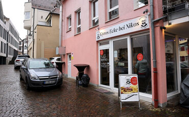 Die Gyros-Ecke. Das Schild vor der Imbissbude war im vergangenen Sommer noch an der Marktstraße platziert.