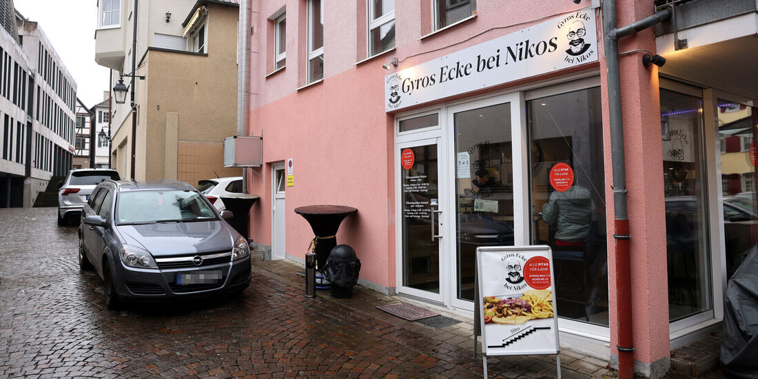 Die Gyros-Ecke. Das Schild vor der Imbissbude war im vergangenen Sommer noch an der Marktstraße platziert.