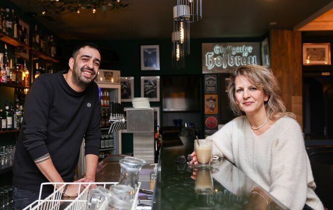Gebäude-Eigentümerin Zenidou Paschalina mit Sakis Kamitsalis, dem neuen Pächter von Leo's Bar in Beutelsbach.