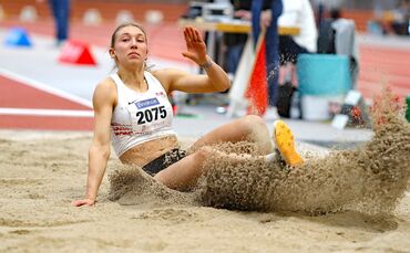 Teresie Hess von der SG Schorndorf sicherte sich im Weitsprung in der U18 den Titel.