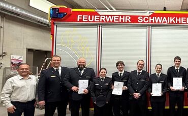 Der stellvertretende Bürgermeister Ercan Seren, Kommandant Stefan Rauleder, und die Geehrten Taylan Ayik, Franziska Wünsch, Jona