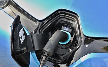 Elektrofahrzeuge können in Kaisersbach nun getankt werden.