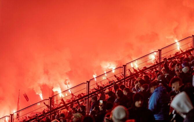 Der Einsatz von Pyrotechnik im DFB-Pokal durch die eigenen Fans kostet den VfB Stuttgart mehr als 90.000 Euro. (Archivbild)