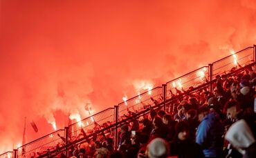 Der Einsatz von Pyrotechnik im DFB-Pokal durch die eigenen Fans kostet den VfB Stuttgart mehr als 90.000 Euro. (Archivbild)