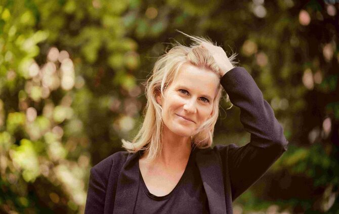 Mit ihrem Programm "Geschickt verpackt" bietet die Chansonnière Lucy van Kuhl dem Publikum ein charmantes Klavierkabarett.