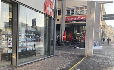 Trotz gelber Markierung kommen in der Arnold-Galerie immer wieder Passanten ins Stolpern.