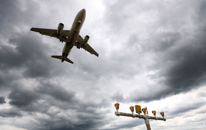 Flugzeuge werden nach Stuttgart umgeleitet. (Archivbild)