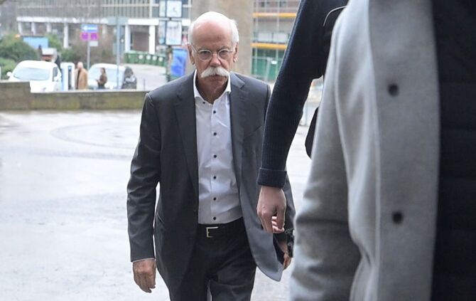 Ex-Daimler-Chef Dieter Zetsche kommt am Gerichtsgebäude in Stuttgart an.
