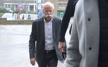 Ex-Daimler-Chef Dieter Zetsche kommt am Gerichtsgebäude in Stuttgart an.