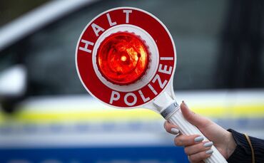 Ursprünglich zogen die Beamten den Mann aus dem Verkehr, da er auf sein Handy geguckt haben soll. (Symbolbild)