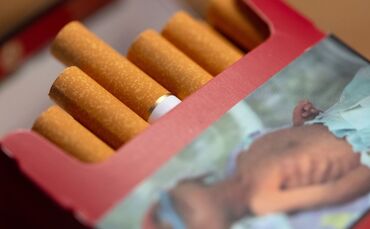 Eine geöffnete Zigarettenpackung (Illustration)