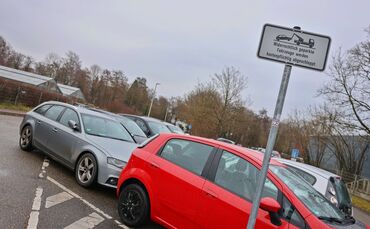 Der Mitarbeiterparkplatz am Holunderweg soll erweitert werden - das große Chaos droht laut Verkehrsplanern nicht.