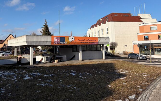 Am Kronenplatz hält sich seit Monaten eine Gruppe auf, die dort Alkohol trinkt. Beim Besuch unserer Redaktion waren es zwei Pers