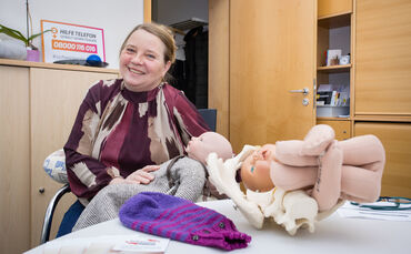 Hebamme Bettina Wittkowski berät Schwangere und Paare, die keine Hebamme gefunden haben.