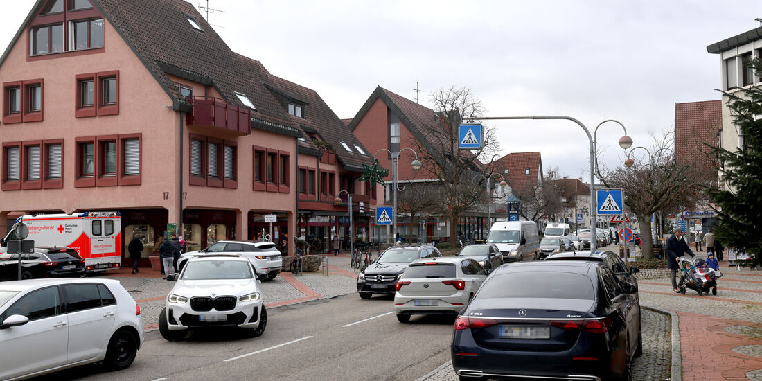 Die Einkaufsstraße Endersbach wurde im Februar 2025 zum Schauplatz eines Handtaschenraubs - nun musste sich der in Weinstadt woh