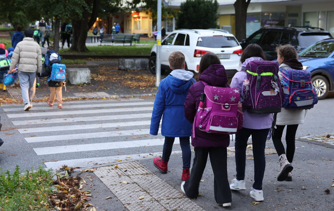 Auf seinem Schulweg wurde ein Junge von einem Mann in einen Hinterhof gezogen. Die Polizei sucht Zeugen (Symbolfoto).