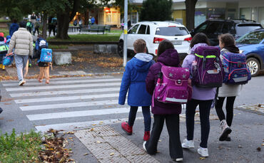 Auf seinem Schulweg wurde ein Junge von einem Mann in einen Hinterhof gezogen. Die Polizei sucht Zeugen (Symbolfoto).