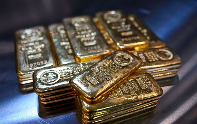 Goldbarren liegen in einem Tresor auf einem Tisch