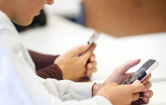 In Großbritannien gelten strikte Regeln zur Handynutzung an Schulen - doch es soll noch weiter gehen. (Symbolbild)