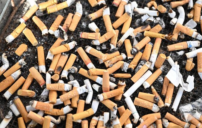 Zigarettenkippen in Aschenbecher