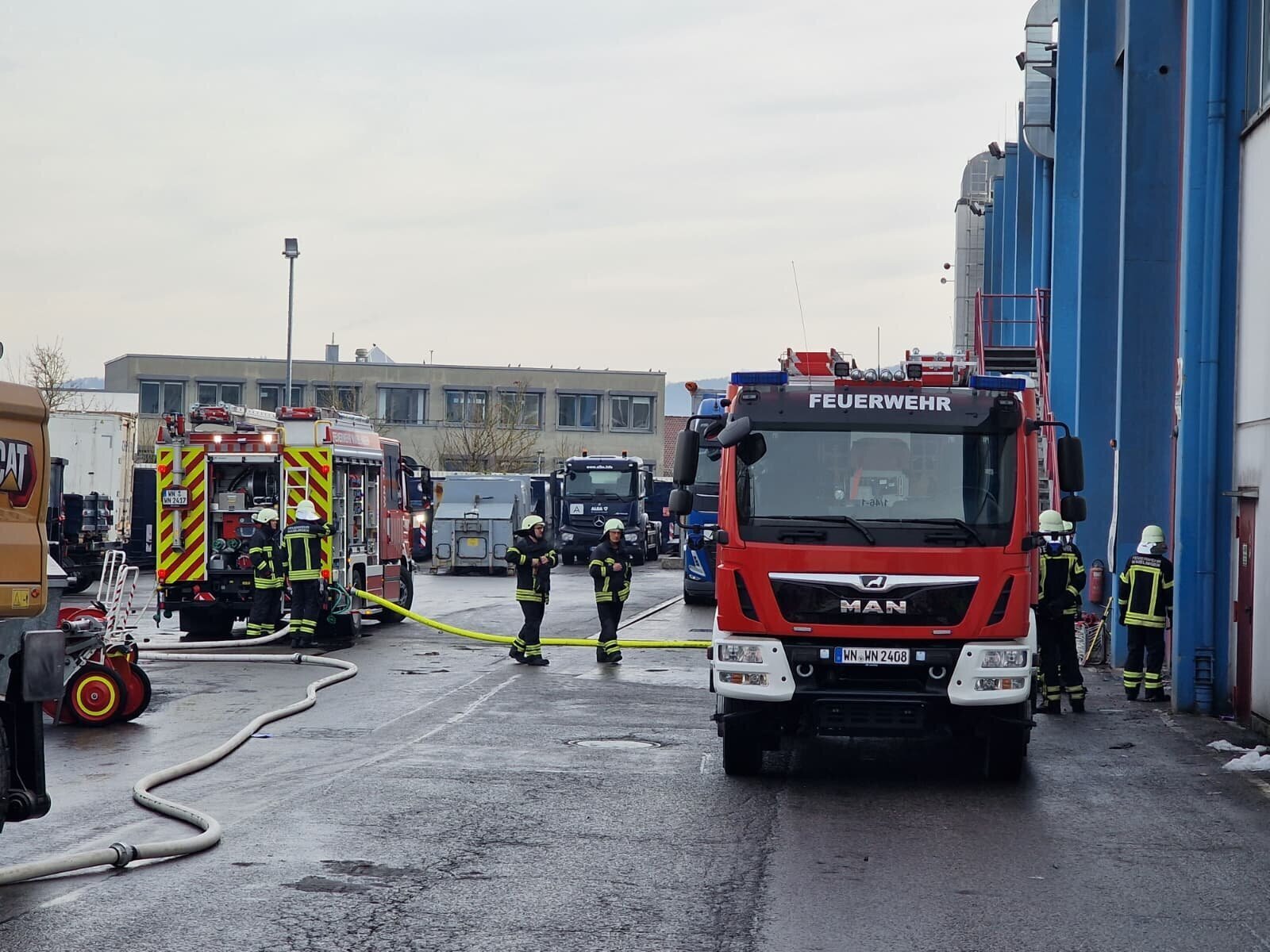 Brand bei Alba im Eisental Waiblingen: Feuerwehr im Einsatz