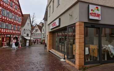 Kurze Straße in der Waiblinger Altstadt: Letzte Saison war hier noch das Eiscafé Roma, nun folgt das Piccolino.