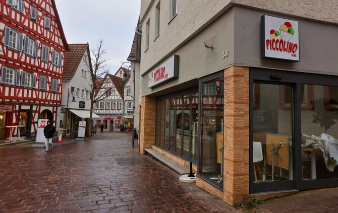 Kurze Straße in der Waiblinger Altstadt: Letzte Saison war hier noch das Eiscafé Roma, nun folgt das Piccolino.