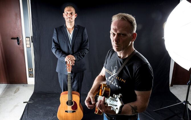 Die Musiker Rüdiger Kurz (links, Violonist und Kontrabassist) und Shawn Maguire (Gitarist) haben in Schorndorf rund 20 Jahre lan