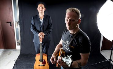 Die Musiker Rüdiger Kurz (links, Violonist und Kontrabassist) und Shawn Maguire (Gitarist) haben in Schorndorf rund 20 Jahre lan