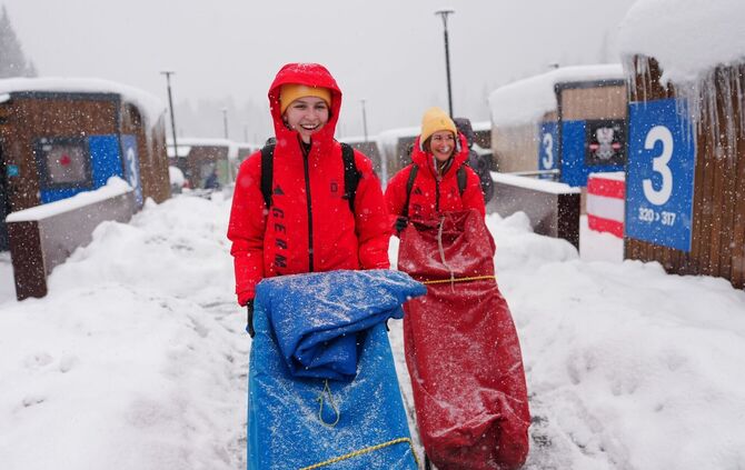 Die Rodlerinnen Julia Taubitz (r) und Merle Fräbel gehören zu den deutschen Medaillenkandidaten.