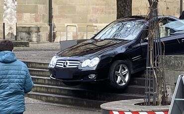 Wie konnte das passieren? Ein Mercedes blieb nahe der Stadtkirche an der Treppe hängen.