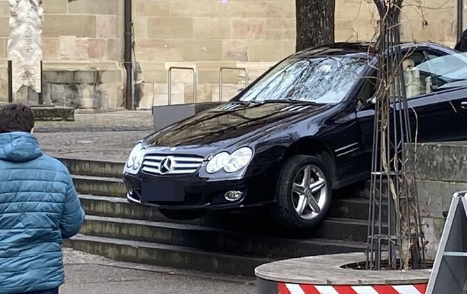 Wie konnte das passieren? Ein Mercedes blieb nahe der Stadtkirche an der Treppe hängen.