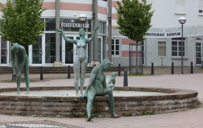 Der marode Brunnen auf dem Plüderhäuser Markplatz soll einem Fontänenfeld weichen.