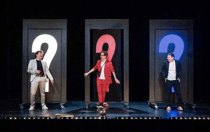 Das Altonaer Theater präsentiert „Die drei ??? Das Kabinett des Zauberers"  im Bürgerzentrum Waiblingen. Drei Schauspieler verkö