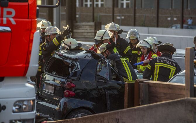 Schwerer Verkehrsunfall in Cannstatt auf der Pragstraße_0