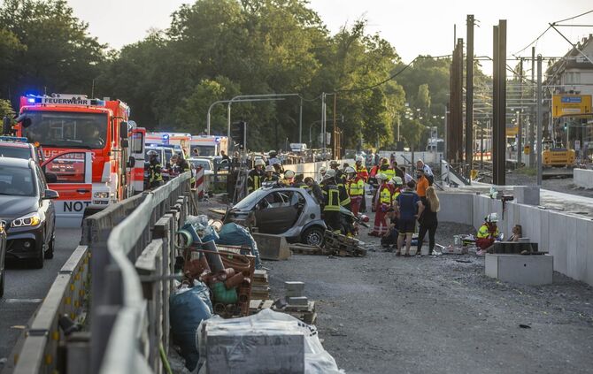 Schwerer Verkehrsunfall in Cannstatt auf der Pragstraße_2