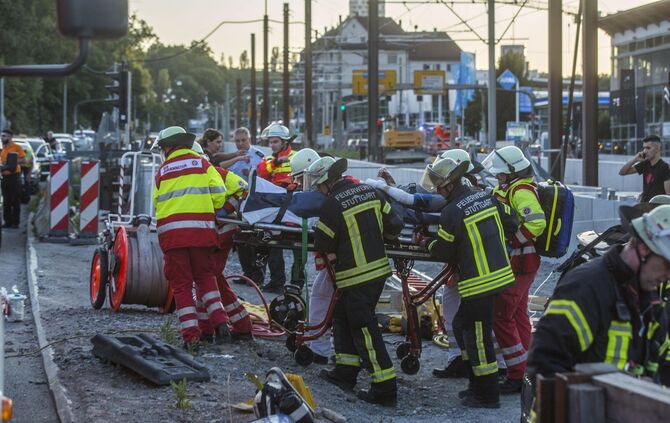 Schwerer Verkehrsunfall in Cannstatt auf der Pragstraße_4