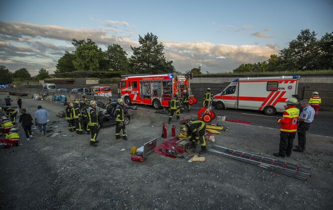 Schwerer Verkehrsunfall in Cannstatt auf der Pragstraße_5