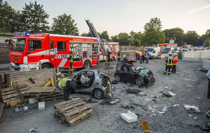 Schwerer Verkehrsunfall in Cannstatt auf der Pragstraße_7