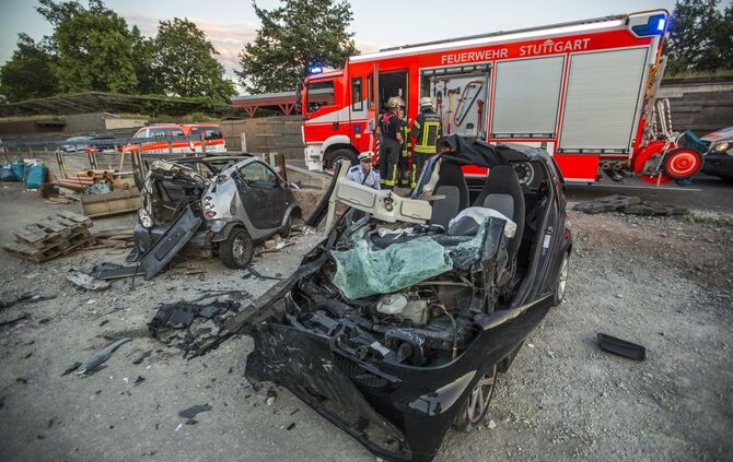 Schwerer Verkehrsunfall in Cannstatt auf der Pragstraße_8