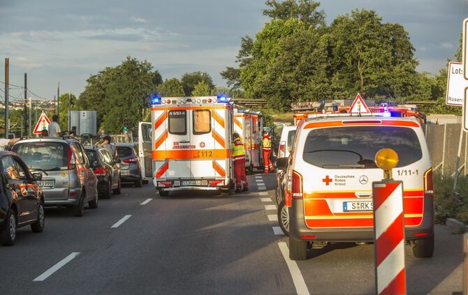 Schwerer Verkehrsunfall in Cannstatt auf der Pragstraße_9