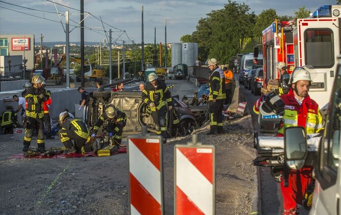 Schwerer Verkehrsunfall in Cannstatt auf der Pragstraße_10
