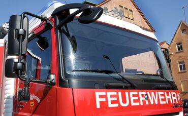 Feuer Brand Feuerwehr Einsatz Feuerwehreinsatz Blaulicht Symbol Symbolbild symbolfoto