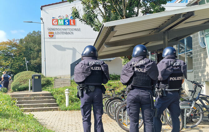 Polizei an der Gemeinschaftsschule Ende September 2025. Es stellte sich aber schnell heraus, dass es es einen Fehlalarm gegeben