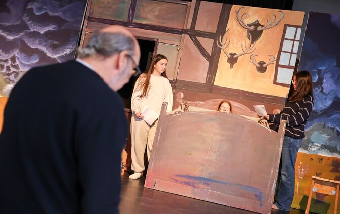 Kulissen und Requisiten hat die Theater-AG in Eigenregie gemacht.