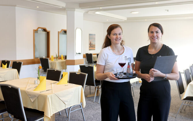 Katja Rau und Barbara Cardinale (von links) im Esszimmer, das jetzt als Restaurant für den Übergang geöffnet ist.