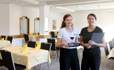 Katja Rau und Barbara Cardinale (von links) im Esszimmer, das jetzt als Restaurant für den Übergang geöffnet ist.