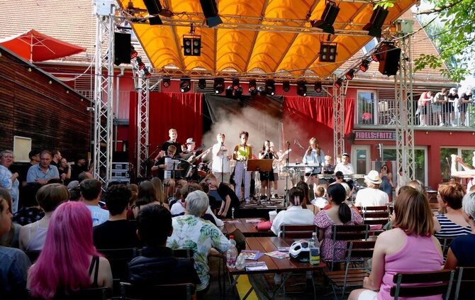 Schulbands auf der AUßenbühne beim Begegegnungstag.