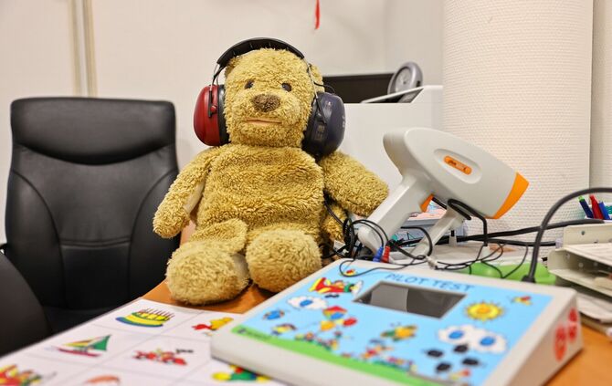 Der Teddy zeigt, was MFA mit den Kinder häufig machen, zum Beispiel Hörtests.